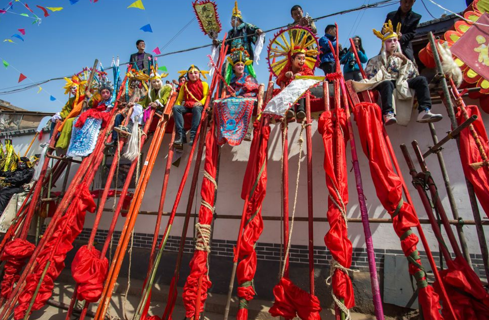 玩杂耍、搞游街，传统“高危运动”踩高跷，为何能历千年而不衰？