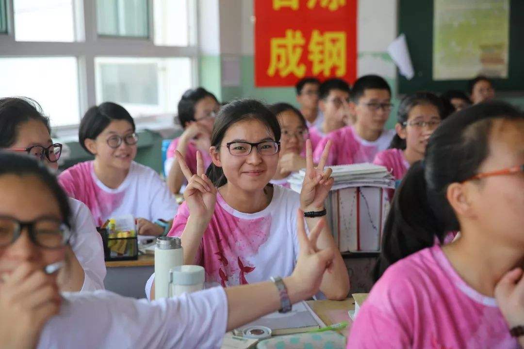 请转告每位高考生：别怕监考老师，他是来帮你的