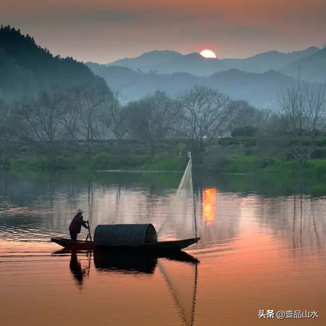 夕阳西下，万顷碧波，渔舟唱晚，怡然自得