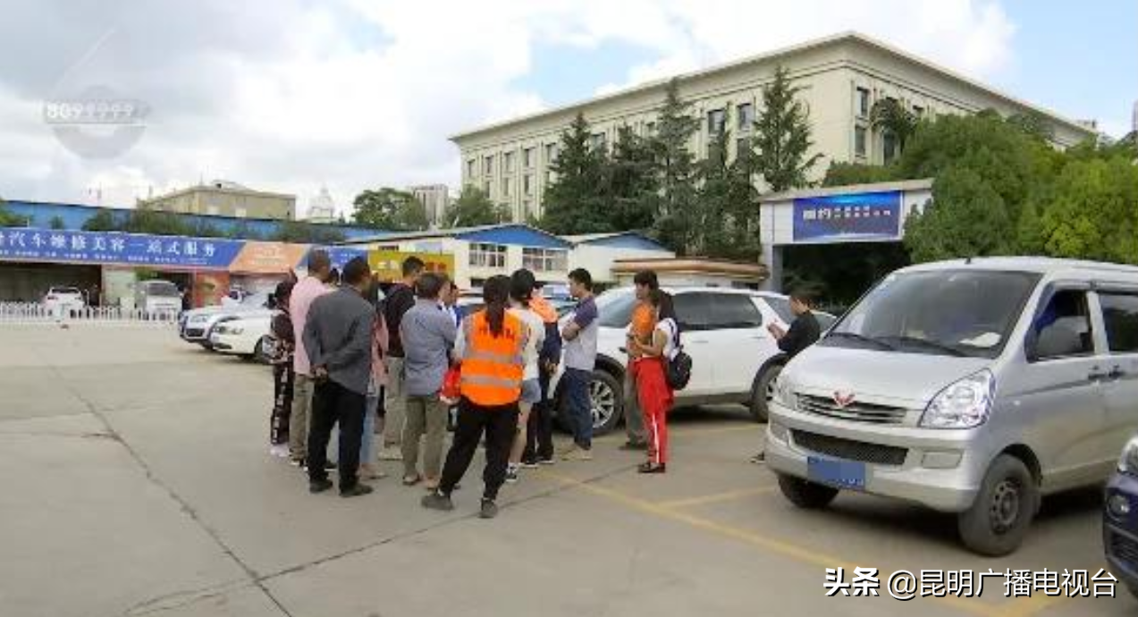 “就像下雨一样”高速喷漆 下层车辆被喷花