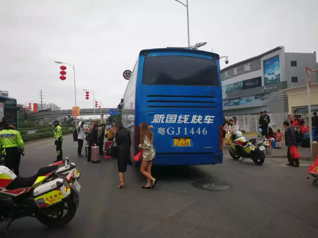 34座大巴车，实际载53个人！超载19人！被深圳交警查获！