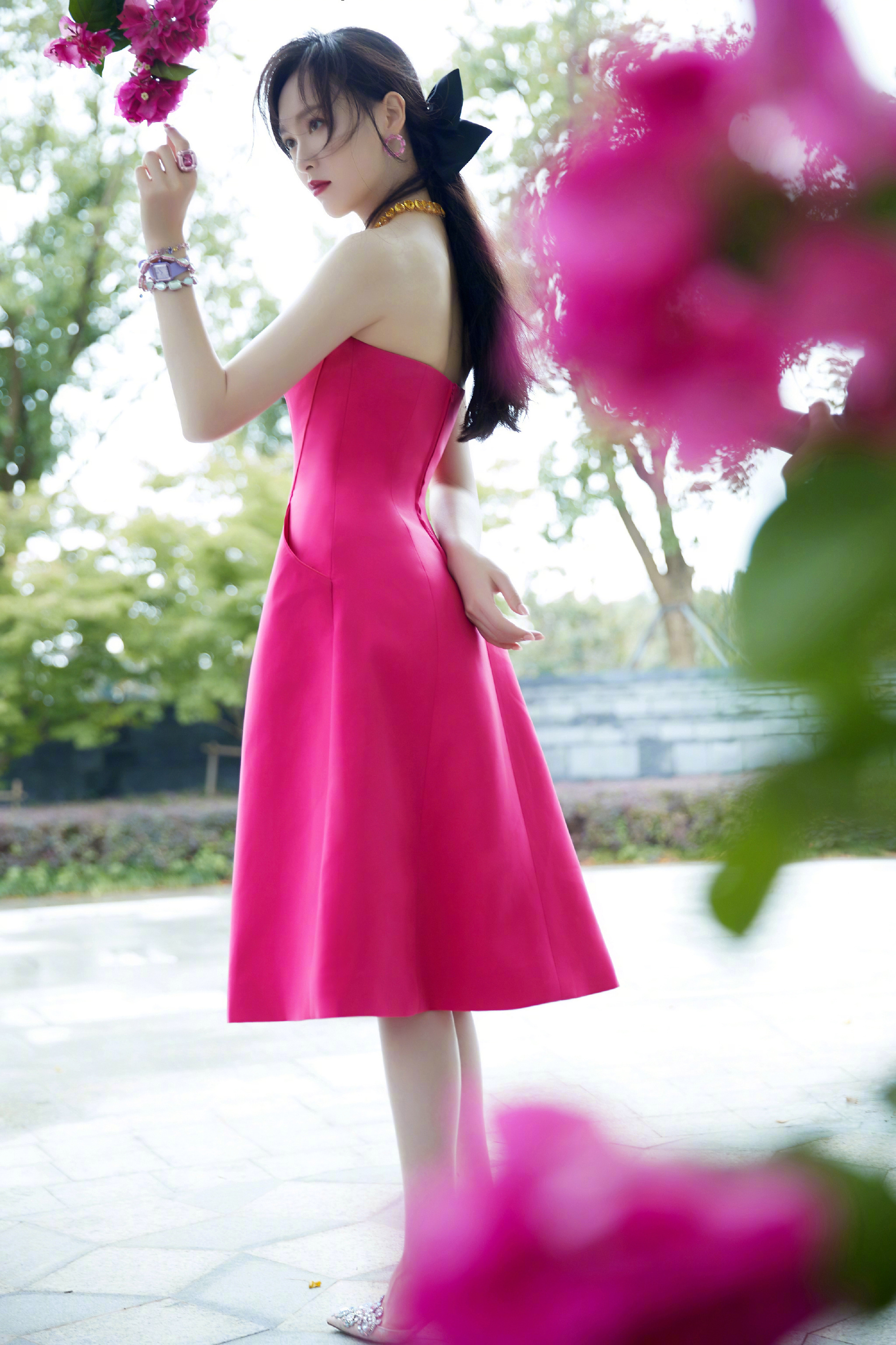 38岁唐嫣晒性感美照,玫红色连衣裙秀小香肩,肤白貌美无可挑剔