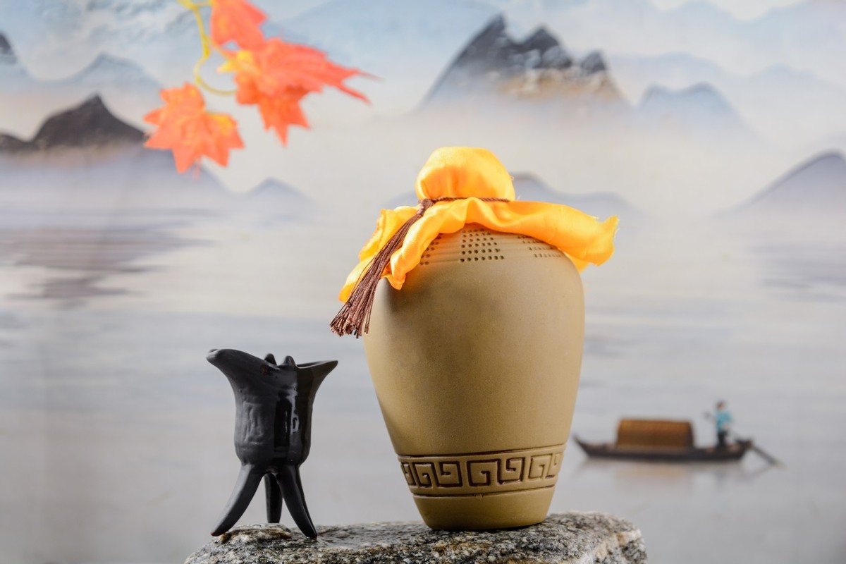 五粮液五大品牌齐聚，见证浓香典范，品质与传承并存。（标题必须包含所有要求的元素：五粮液、五大品牌、贴牌酒少且质量高，浓香典范和品质传承。）