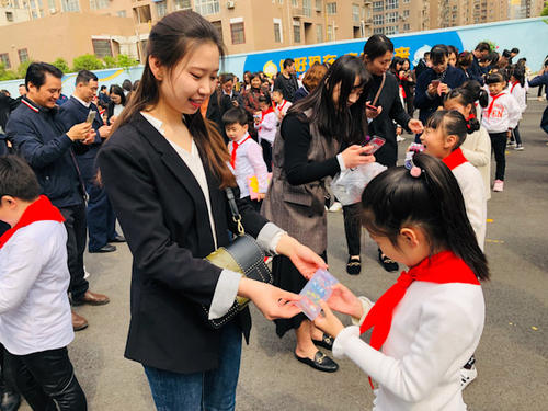 王勉送陈赫小女“五三模拟题”，挖坑式送礼，“魔鬼叔叔”无疑了