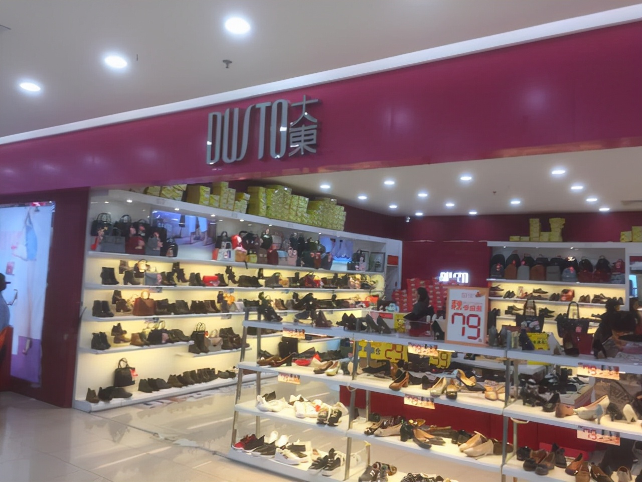 繼百麗、達芙妮后，女鞋新王誕生：全國開店9000家，年銷量過億雙