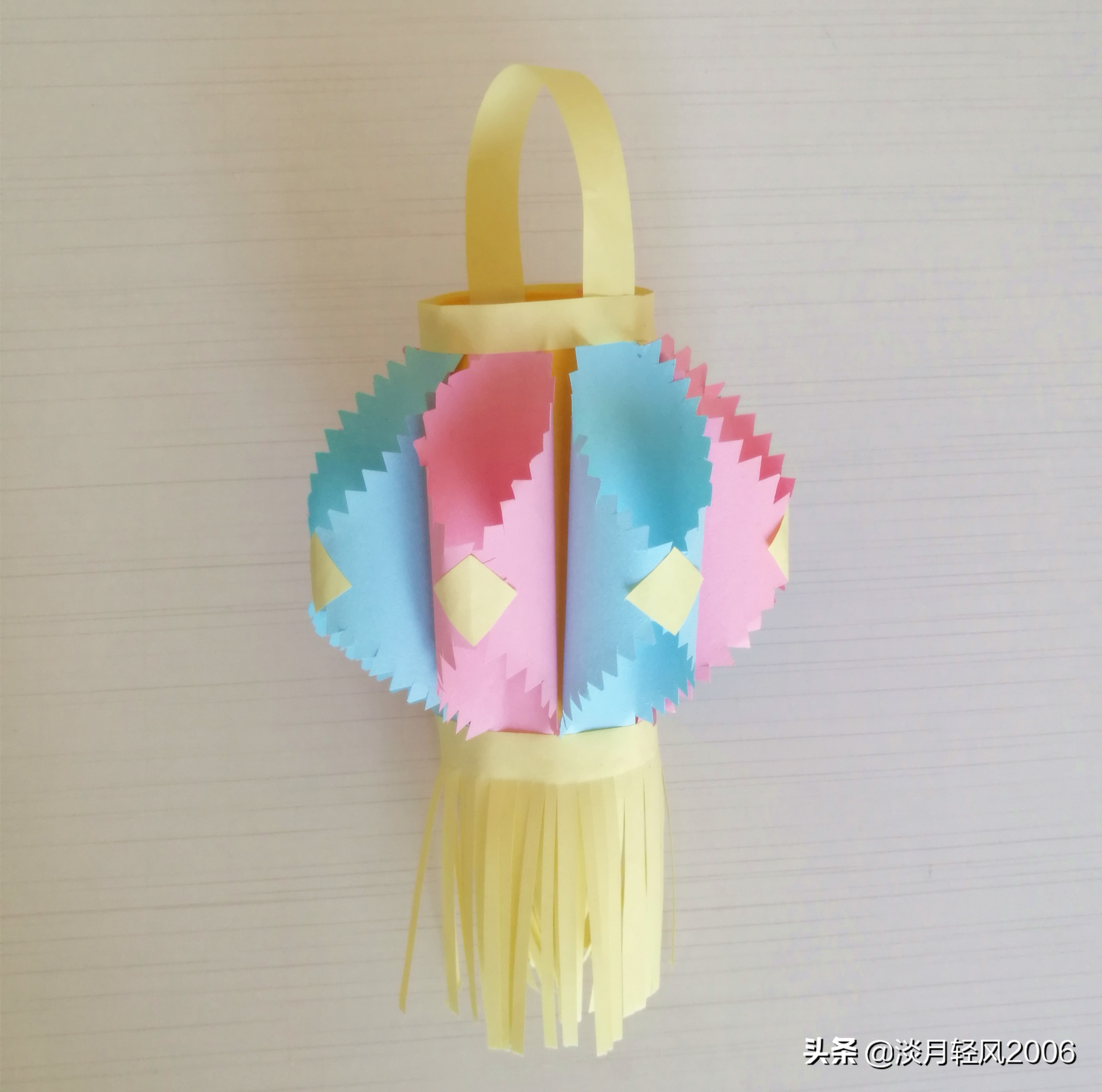 制作花灯的步骤（简单好看彩色卡纸制作花灯教程）