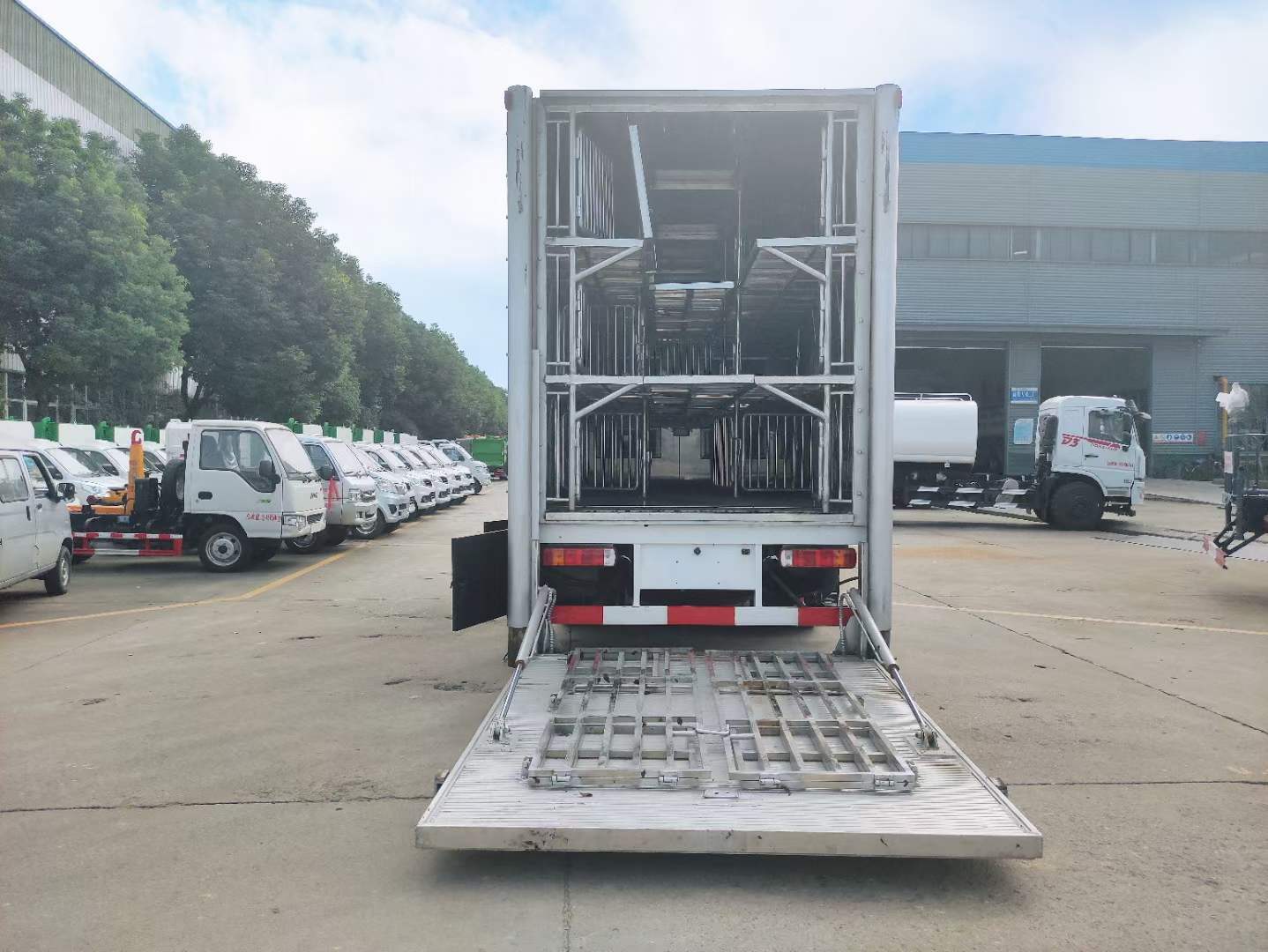 全封闭符合新规要求的国六畜禽运输车，福田奥铃CTS9畜禽运输车