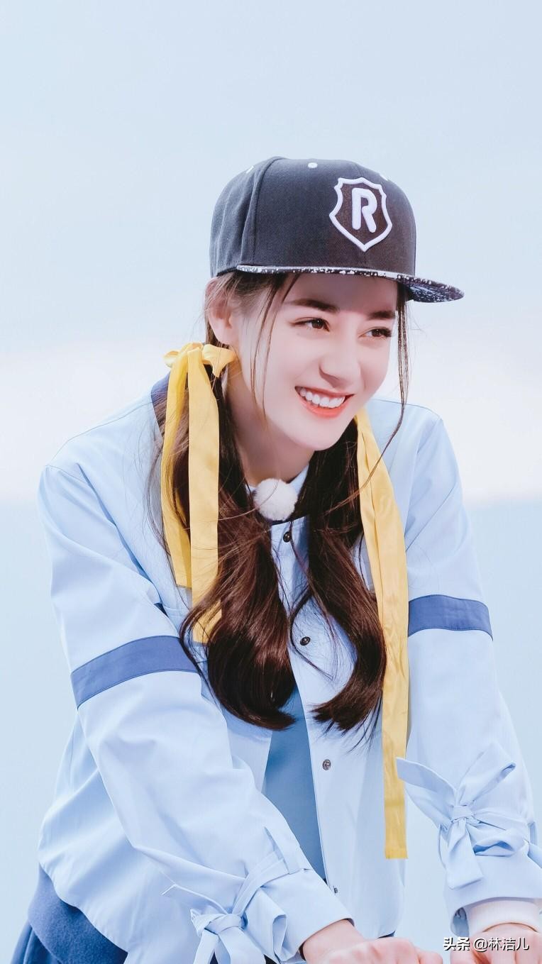 迪丽热巴带帽子图片(羡慕宋茜热巴戴帽子也能减龄时髦) - 赤虎壹号