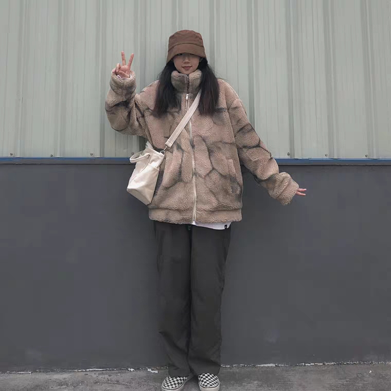 那件杨超越上身的羊羔绒有何魅力？