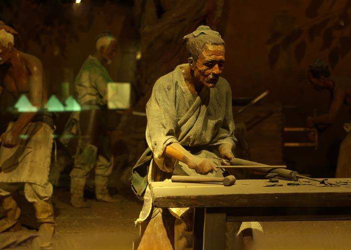 唐代以前,钱币铸造采用范铸法,唐代以后采取的则是母钱翻砂法.