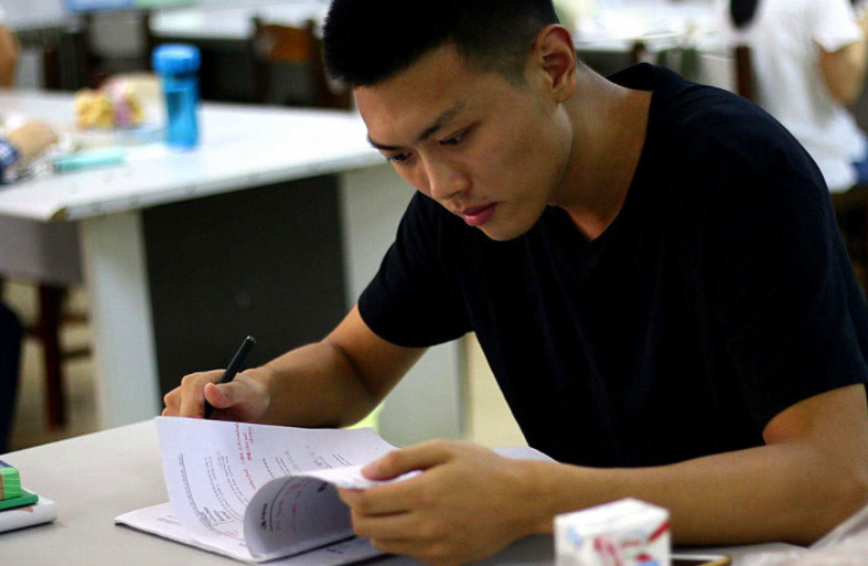 农村大学生自叹“有家不能回”，躲在城市生活，背后真相叫人心疼