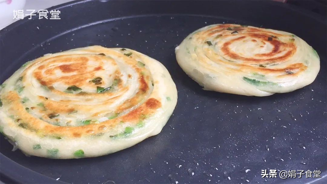 葱油饼的做法,葱油饼的做法和配方 酥脆蓬松