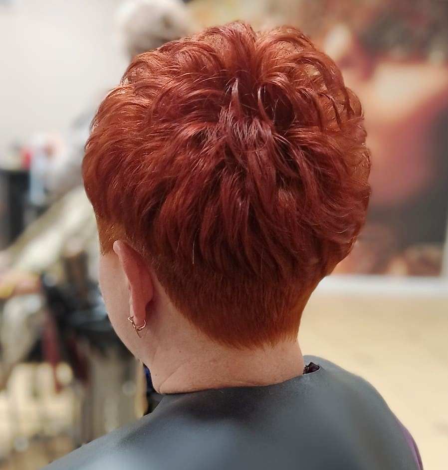 栗酒红色头发图片女生(为什么有些老年人喜欢染红发烫小卷) - 赤虎壹