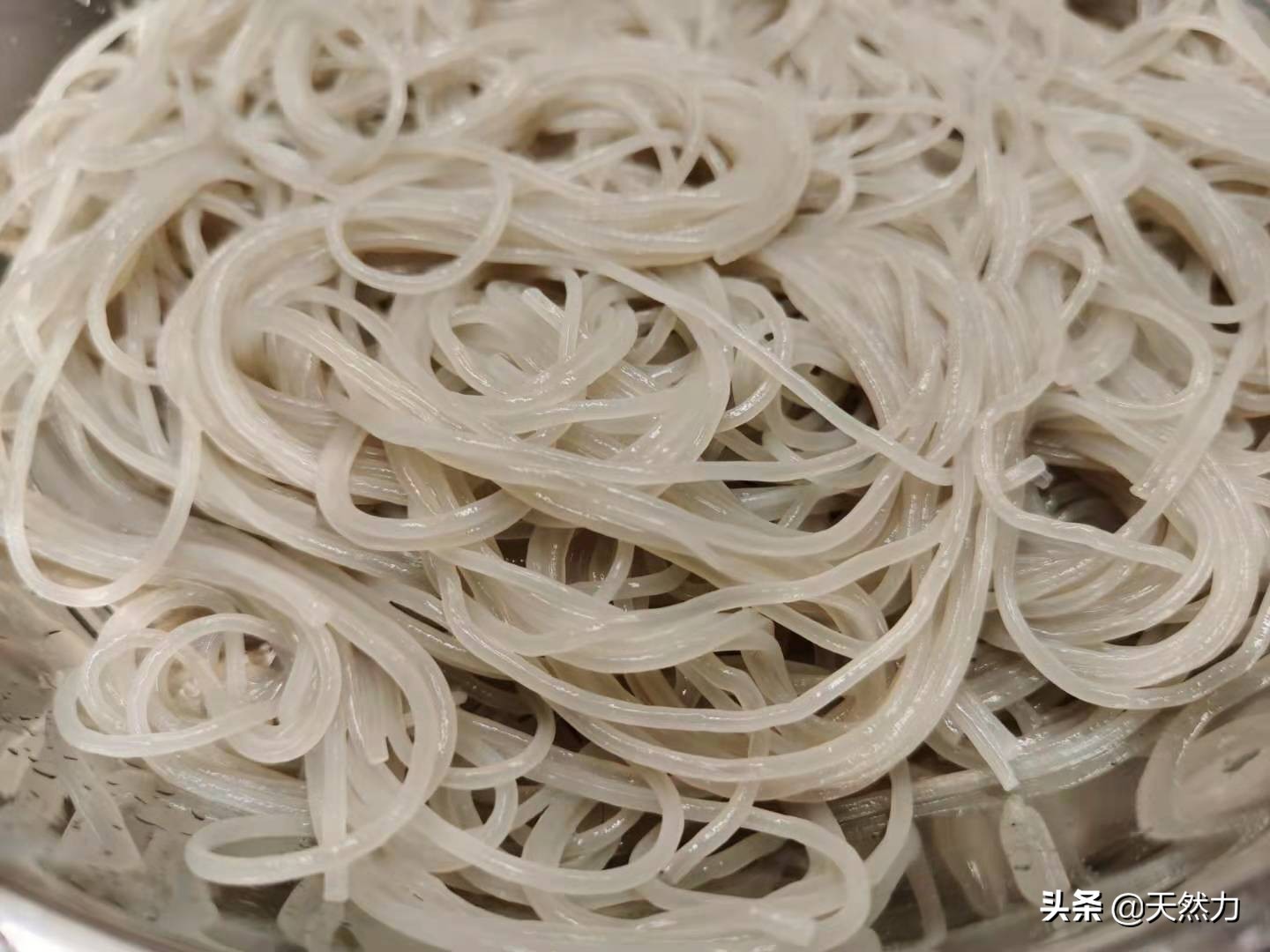 白菜猪肉炒粉条，酒店的做法，家常的味道，简直太美味了