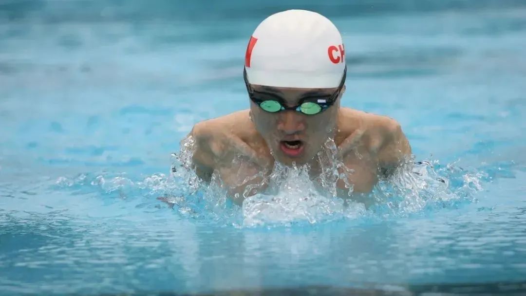 无臂学霸杨孟衡：用脚写字考出文科状元，寒门贵子的开挂人生