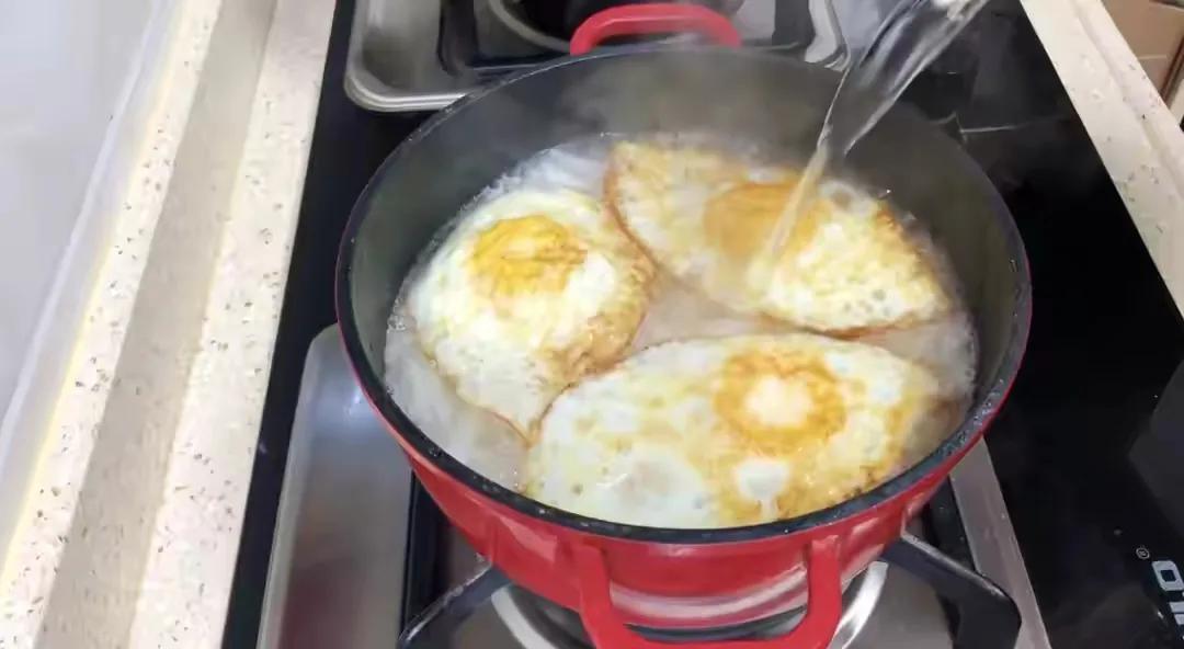 降温又下雨，用鸡蛋和萝卜给家人做一道菜，吃完热乎乎的，真舒服