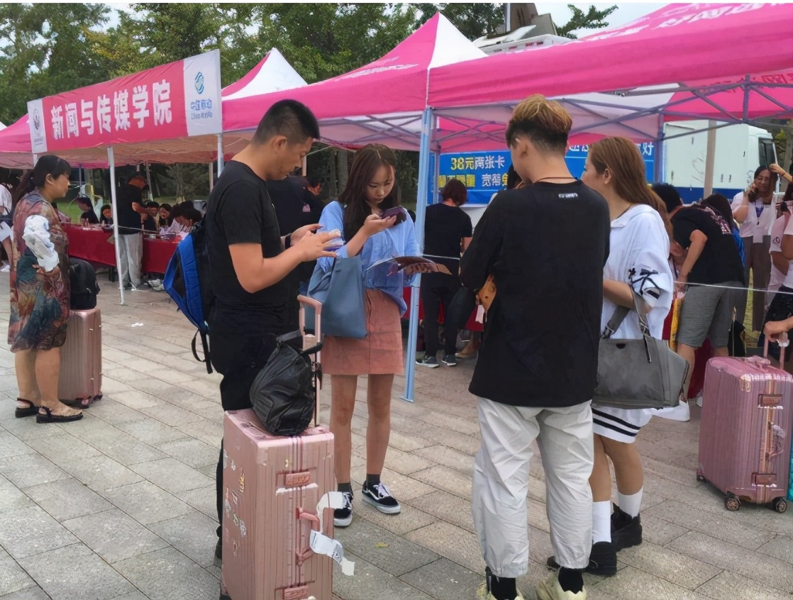 南京某高校食堂WIFI密码火了，学生看完摇头，感叹该认真听课