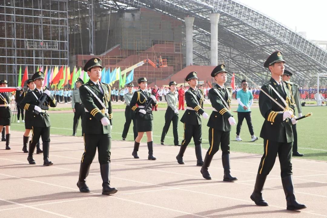 西安外国语大学，是由什么做成的？