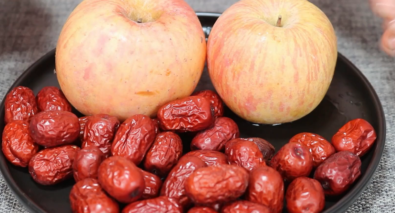 苹果汤的家常做法(教你苹果和红枣这样搭配气色红润)