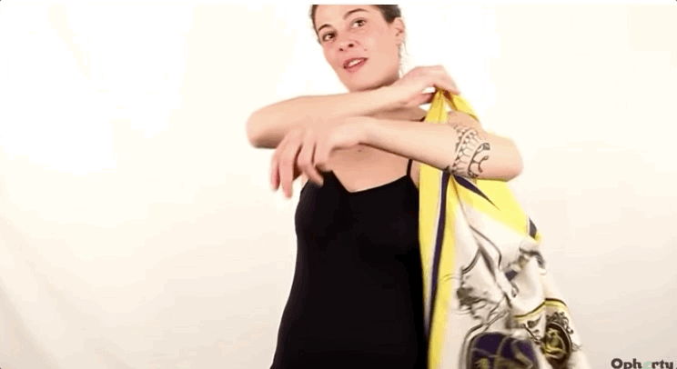 跟着爱马仕，3分钟学会一条丝巾的八种系法