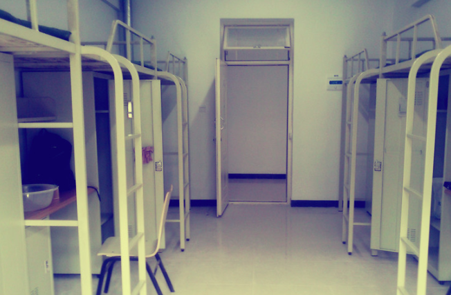 大学宿舍存在区别，四人寝优点多多，直呼这为什么不是我的宿舍