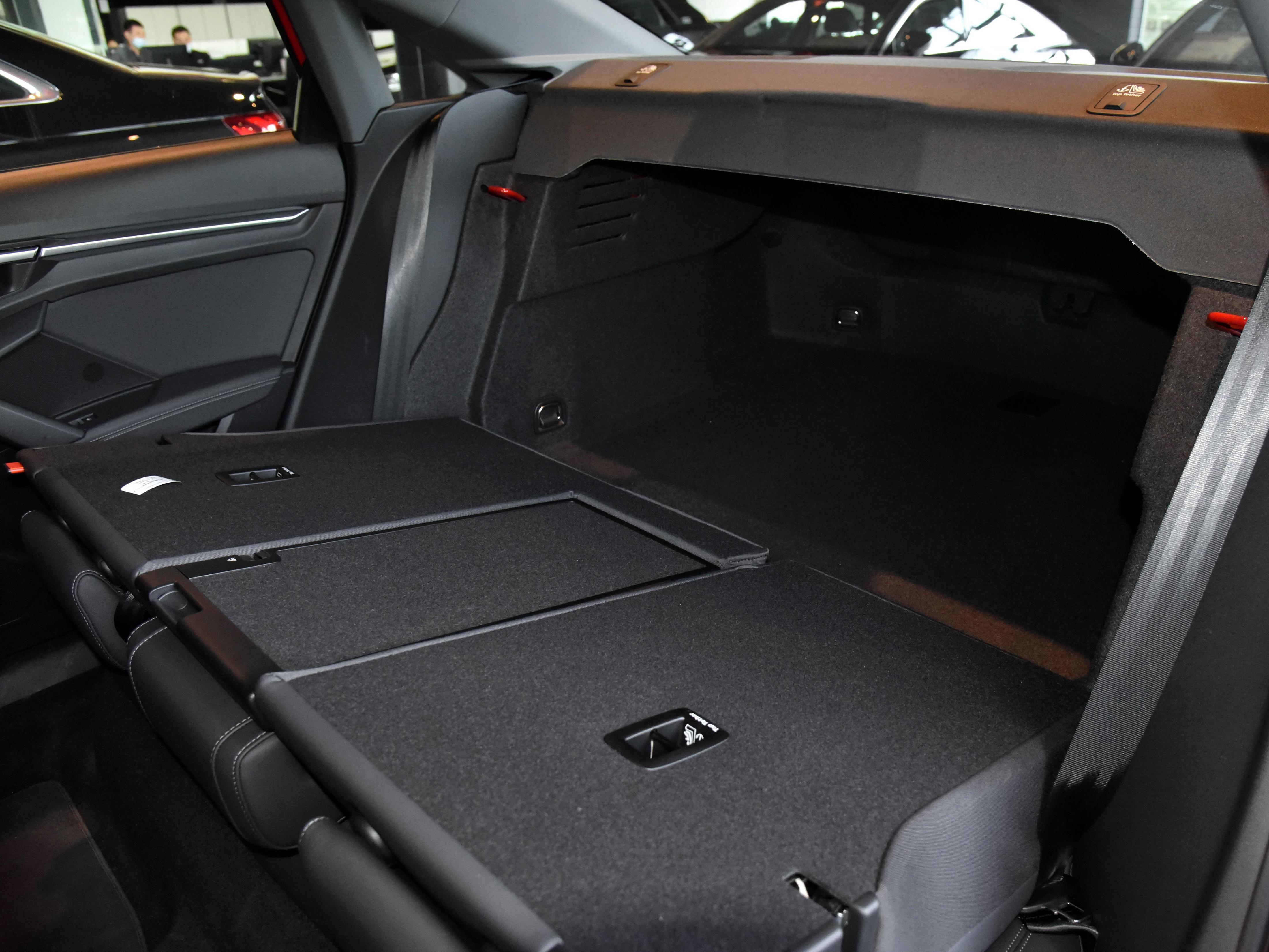 除了空间大之外,奥迪a3l还支持后排比例放放倒来增加后备箱空间,这都