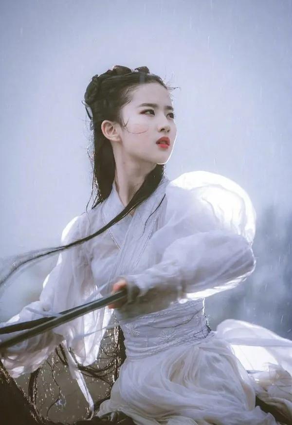 影视剧唐朝造型已落寞消失，华丽服饰不再用，高仿塑料珠子到处用