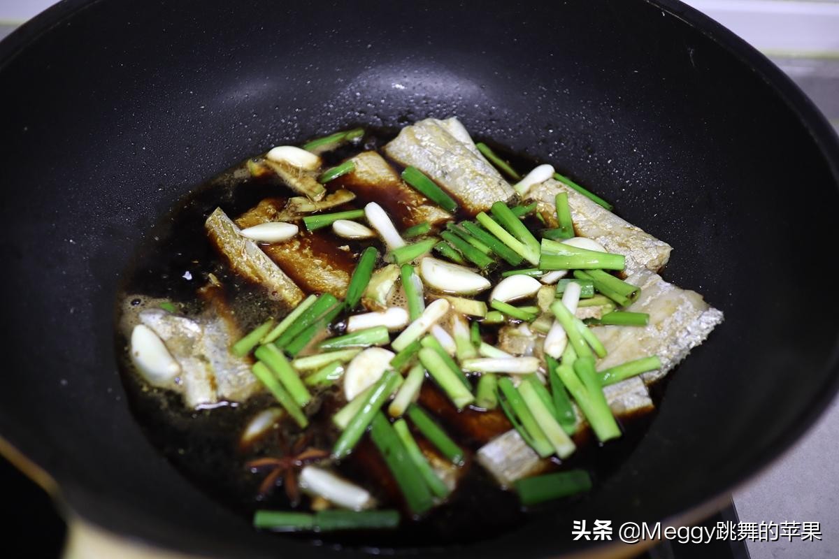 带鱼身上的银膜要不要刮掉？很多人做错了！带鱼完整无腥有窍门