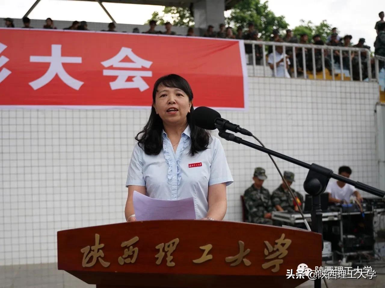 雨中闭幕，2020级军训汇报，请您检阅