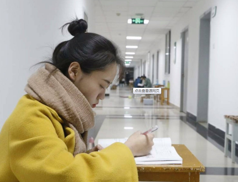 吉大女生无心上课，原来是一男生撞脸易烊千玺，网友：如本尊驾到