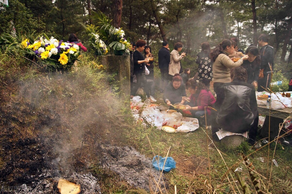 为何人死后要烧纸钱？流传千年的习俗，难道仅仅只是迷信吗？