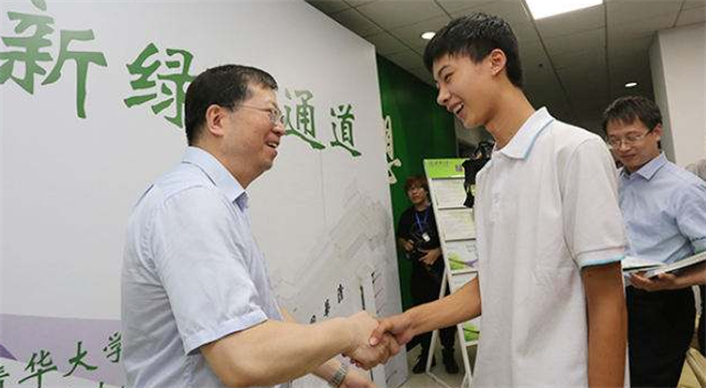 捡废品照顾瘫痪母亲，以744分考入清华3年的庞众望，现状如何