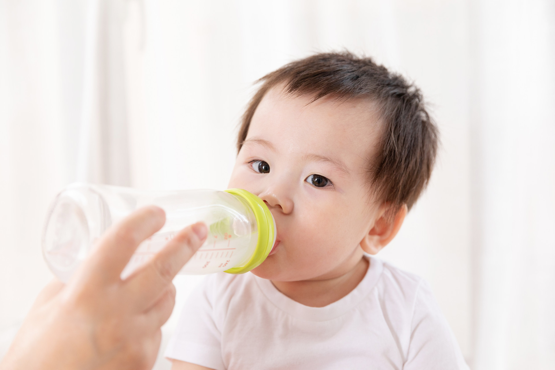 喝奶粉好还是喝牛奶好？观察宝宝的饮食，有这些表现就该“断奶”
