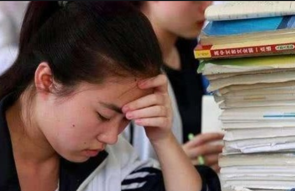 为啥高考不能穿“校服”，怕被有心之人利用？班主任说出其中原因