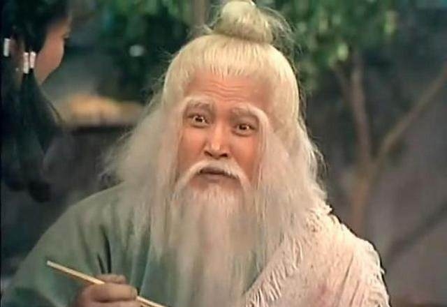 衣衫褴褛却气场不减，此人势利眼可见一斑。