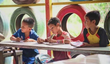 捡破烂交学费，用废品造学校？他建了一所垃圾学校，拯救无数孩子