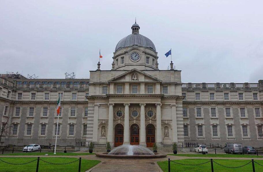 “是的，在阅读时，部长读”爱尔兰“吗？