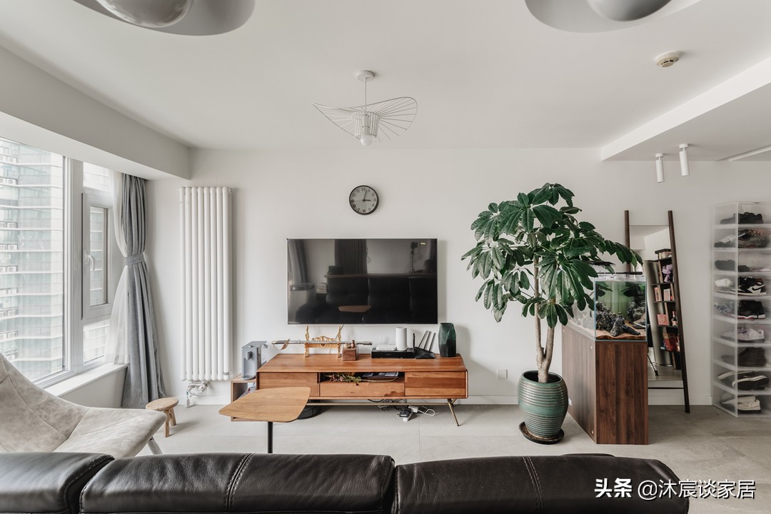 她家看着平淡，但简洁清爽，用窗帘隔出一间卧室，温馨且幸福