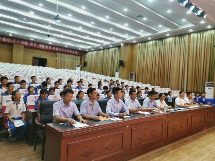 潍坊新纪元学校初中部学生会换届竞选纪实