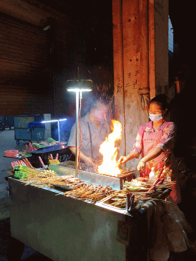 中午12点营业到凌晨1点,这可能是南宁出摊最久的烧烤摊