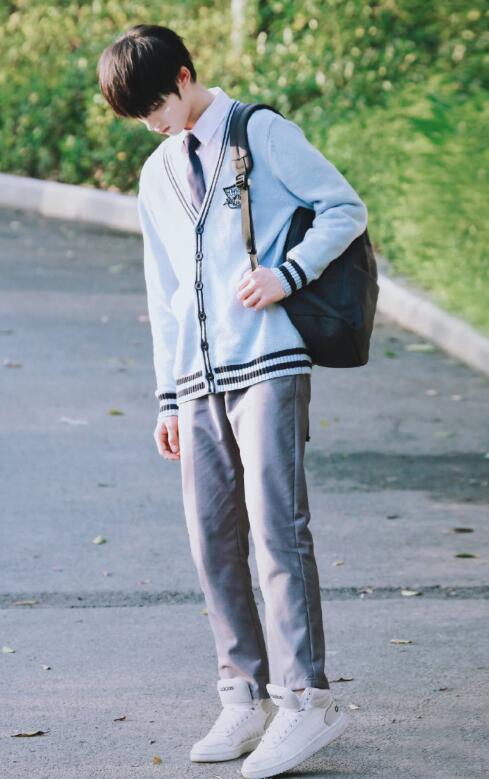 李易峰身穿蓝白校服出席活动,校草气质展露无遗,网友:我有同款