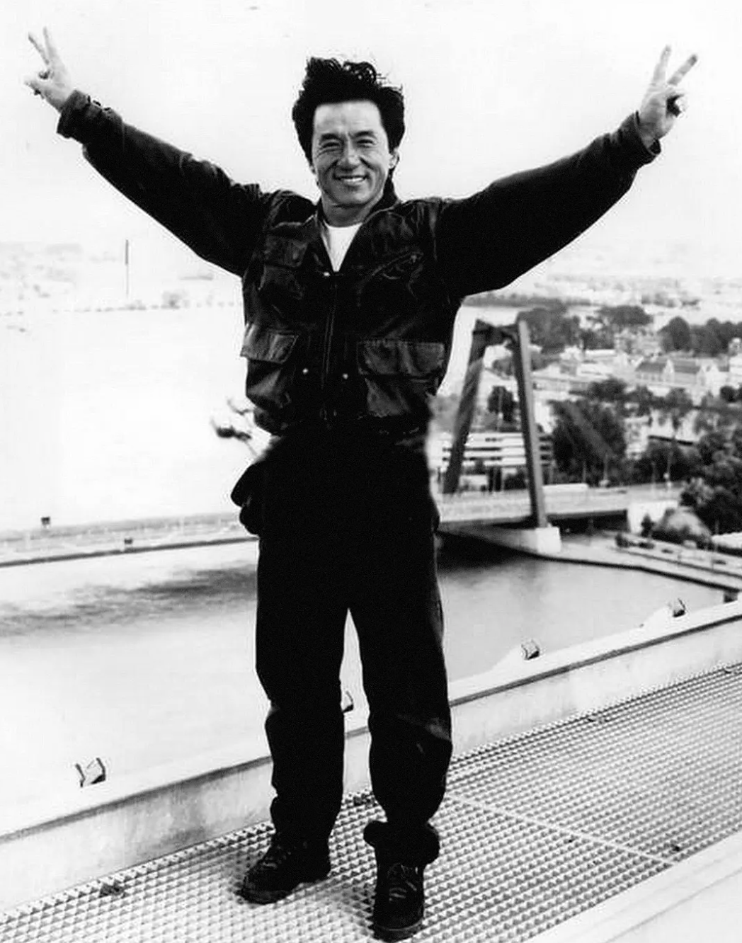 23年前，成龙为悼念恩师从21楼纵身一跃，跳出世界纪录震惊好莱坞