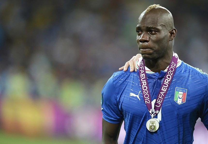 之后,巴洛特利思考人生;在曼市德比上穿着"why always me?