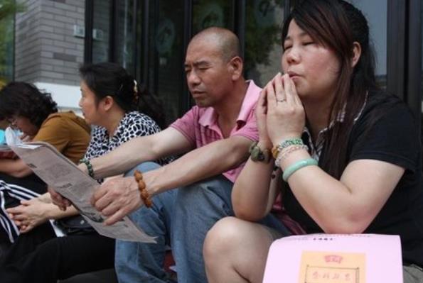 学生参加高考当天，家长是否需要全程陪考？机智的家长这样选择