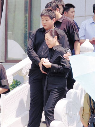 2009年,八宝山殡仪馆,刘继红将罗京抱在怀里,几度哭到昏厥