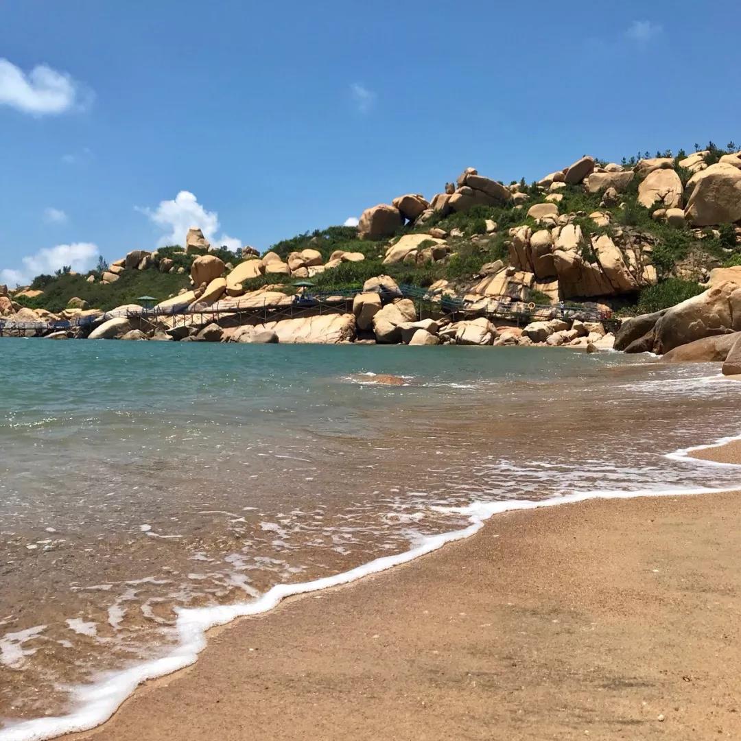 海岸线全长6000多米,有5个海滩,包括浪琴湾,庙湾,柑果湾,白马湾和峡湾