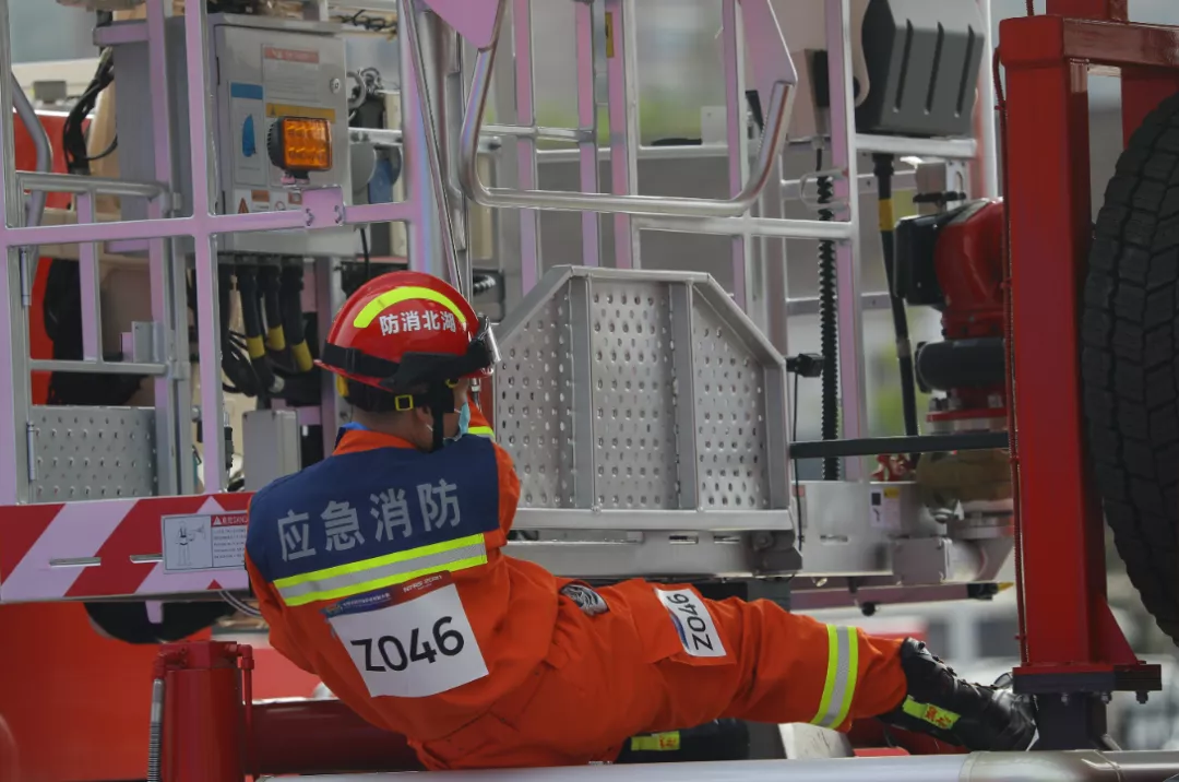 比赛首日 火力全开!荆楚火焰蓝直面挑战 奋勇向前