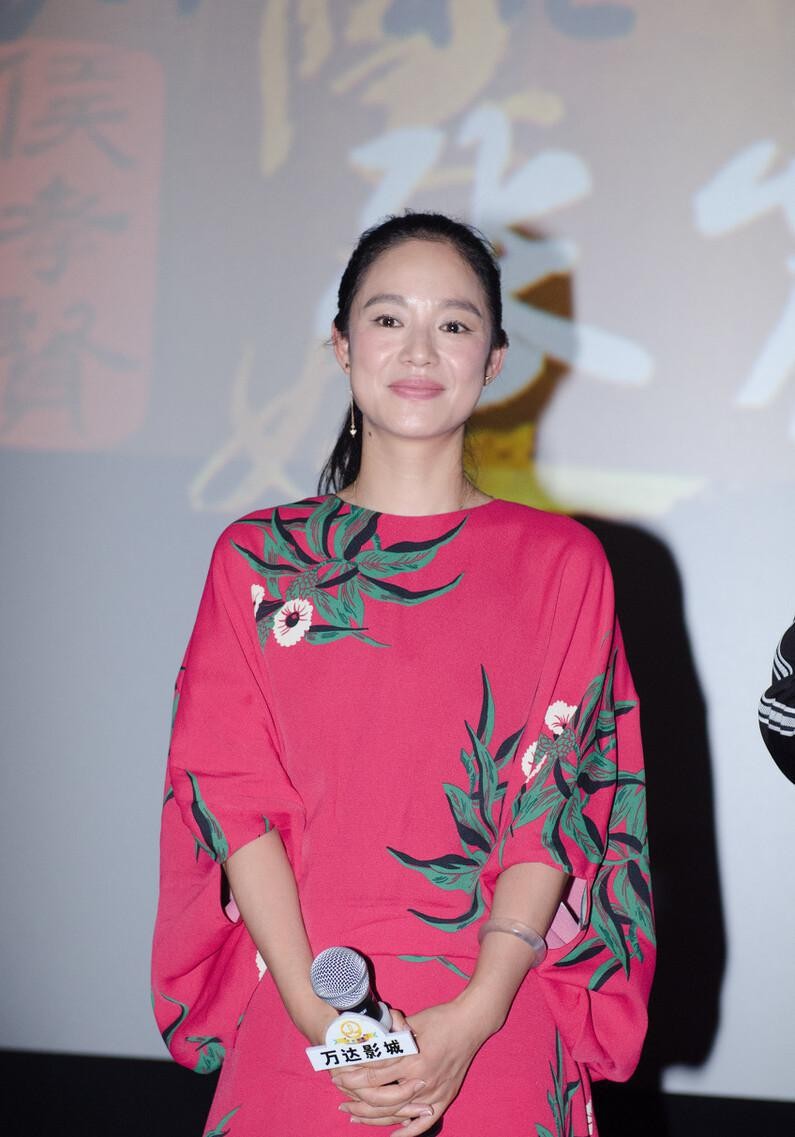 周韵身上自带清纯感,粉红色印花裙穿出女人味,肌肤饱满挺纯的