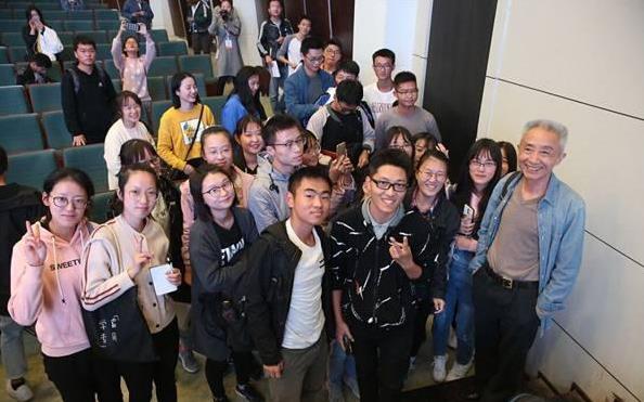 他是华中师范大学博导，“国民教授”，“别人家的老师”戴建业