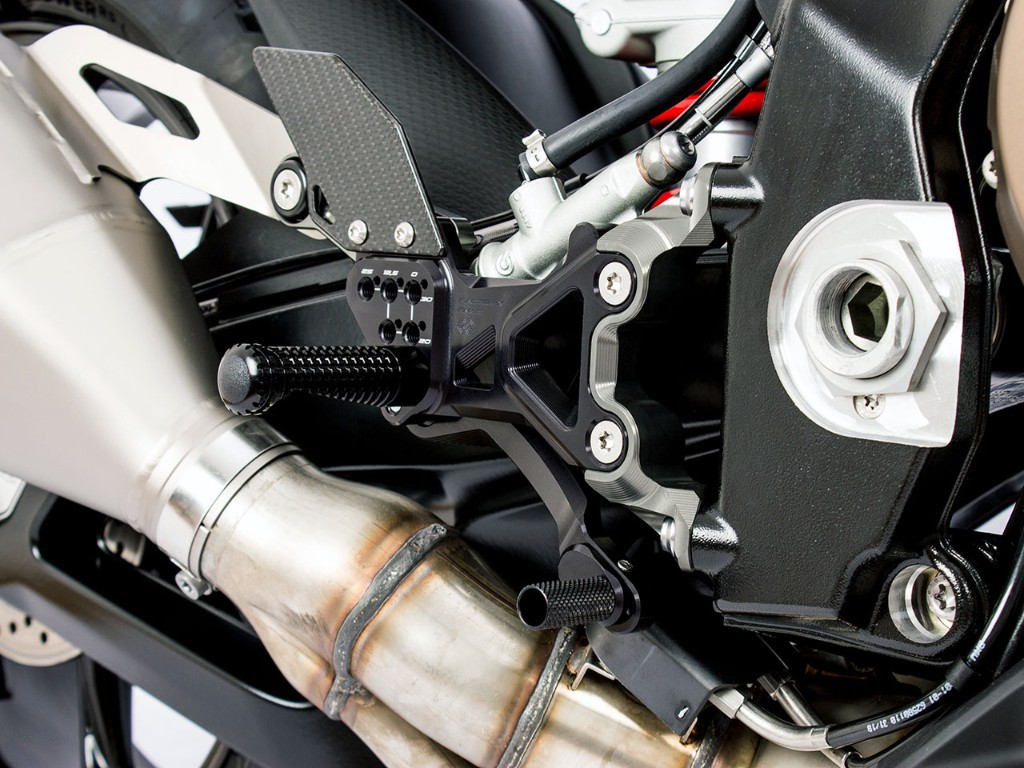 宝马S1000RR摩托车如何成为杜卡迪V4的劲敌？
